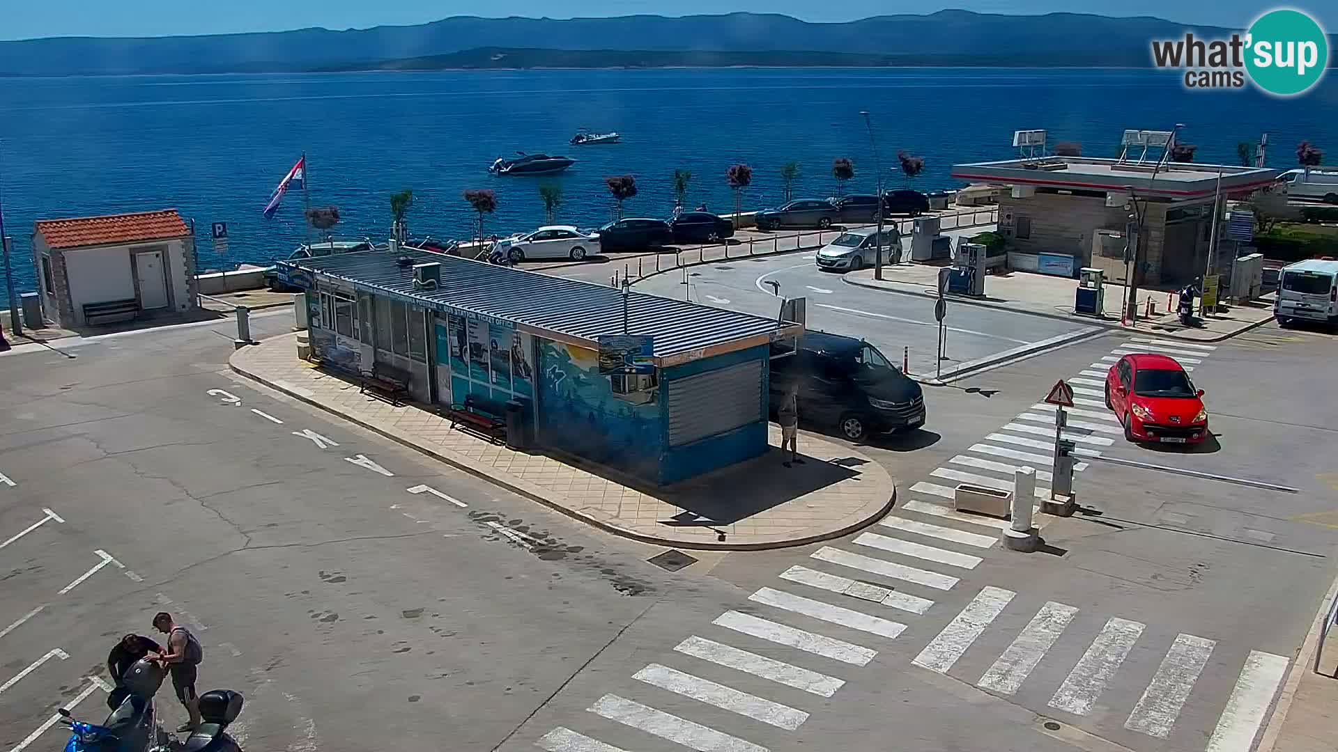 Spletna kamera Bol – Center mesta in marina v živo