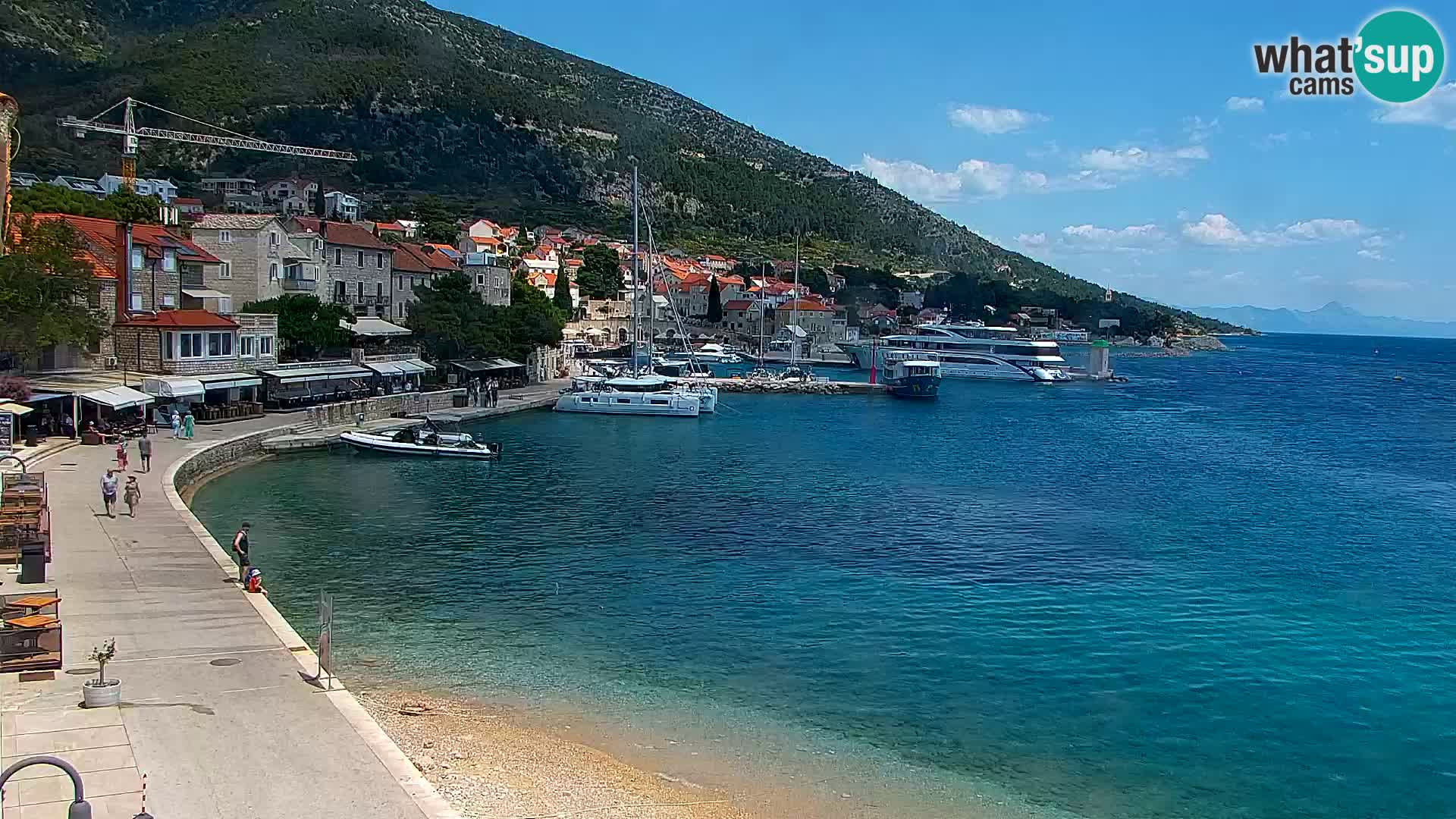 Spletna kamera Bol – Center mesta in marina v živo