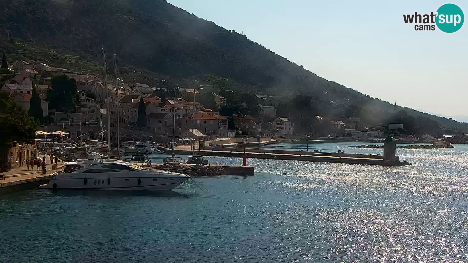 Spletna kamera Bol – Center mesta in marina v živo