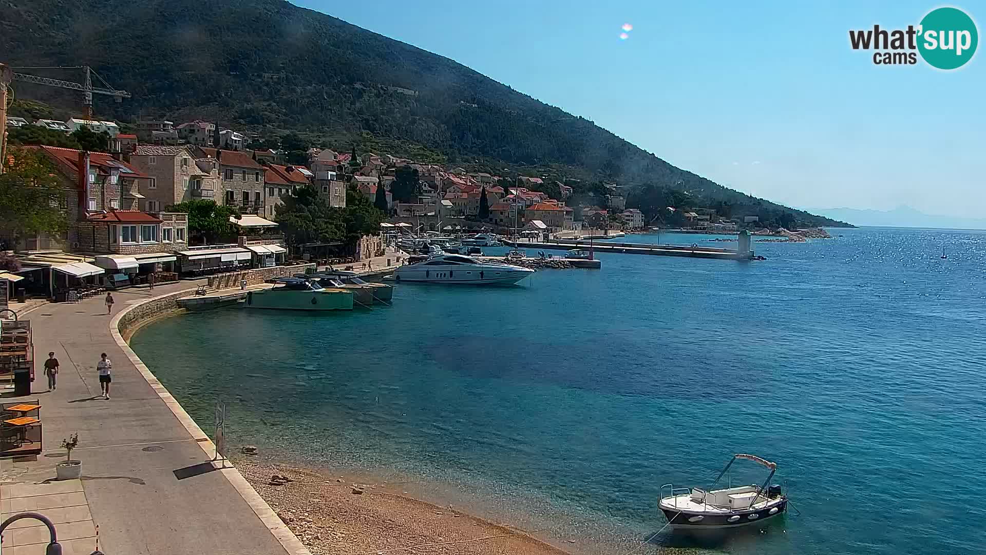 Spletna kamera Bol – Center mesta in marina v živo