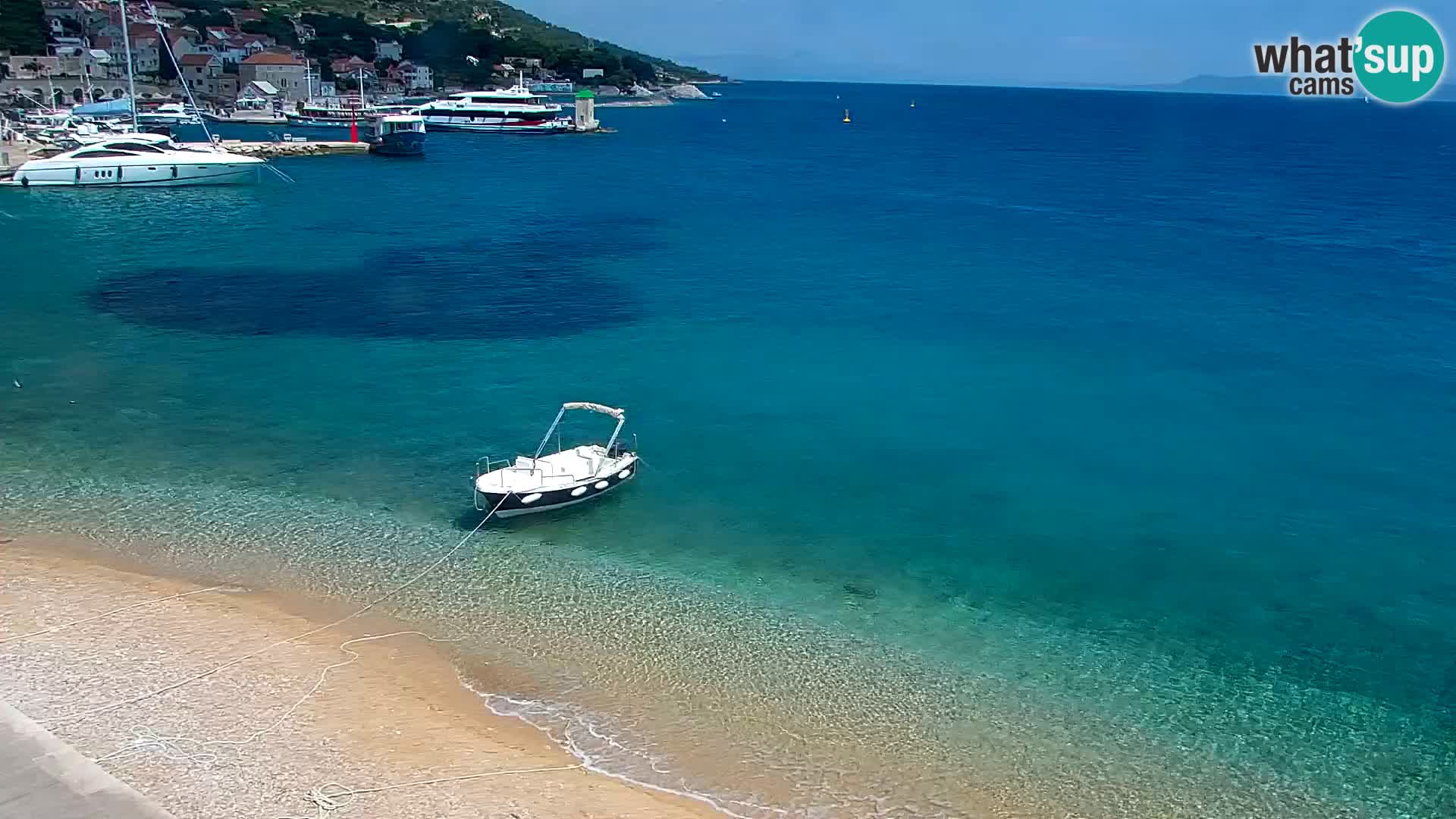 Spletna kamera Bol – Center mesta in marina v živo