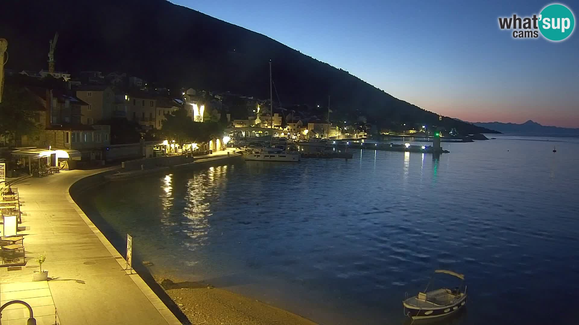 Spletna kamera Bol – Center mesta in marina v živo