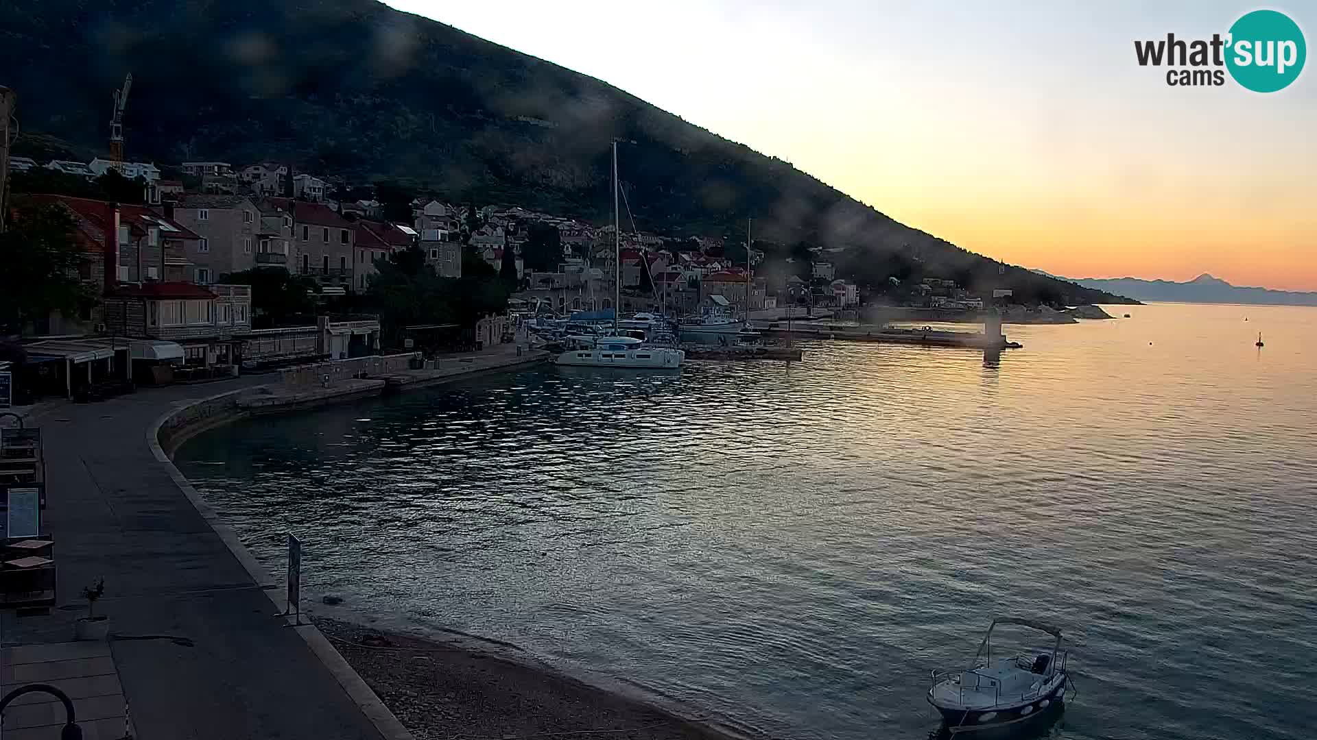 Spletna kamera Bol – Center mesta in marina v živo
