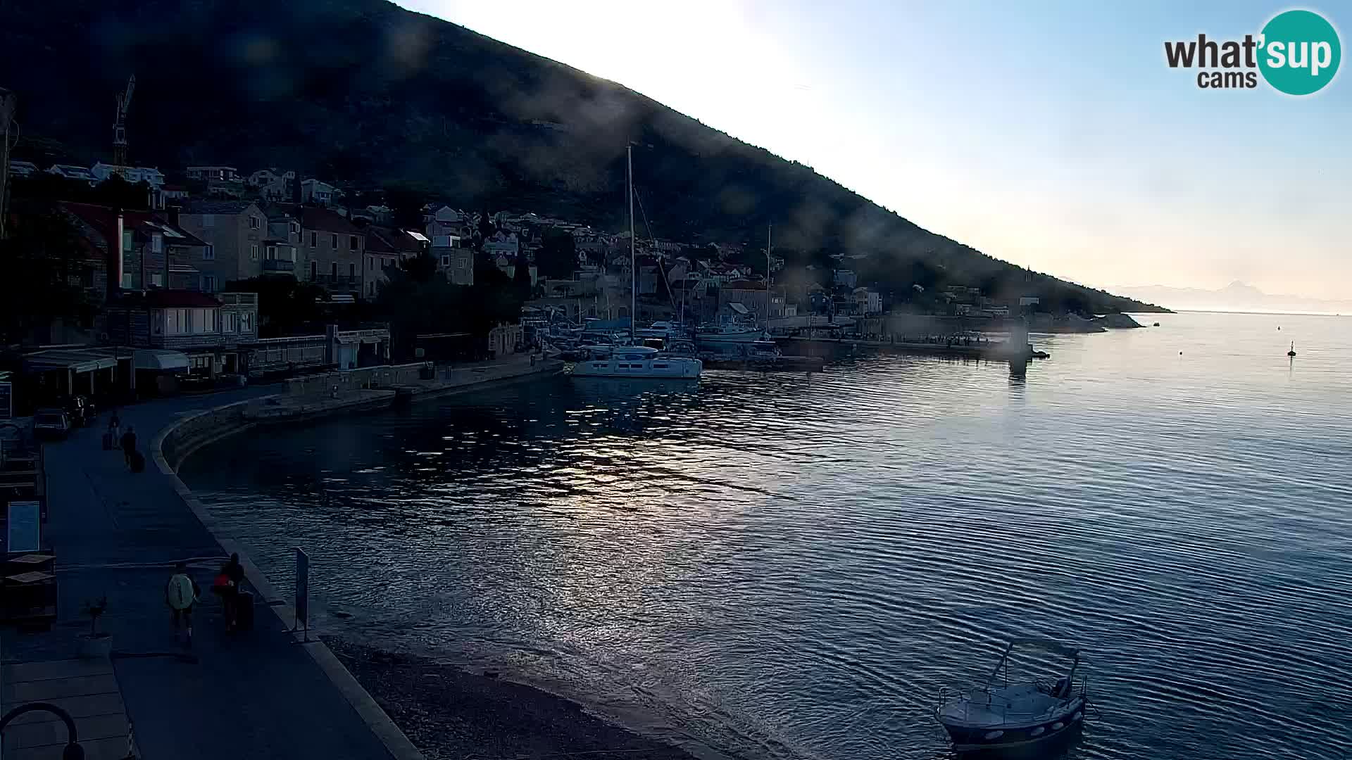 Spletna kamera Bol – Center mesta in marina v živo