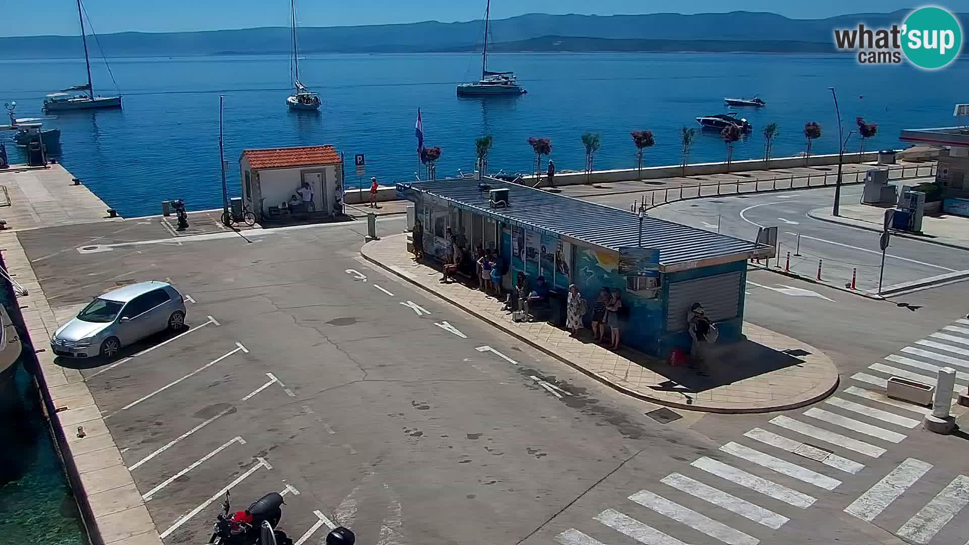 Spletna kamera Bol – Center mesta in marina v živo
