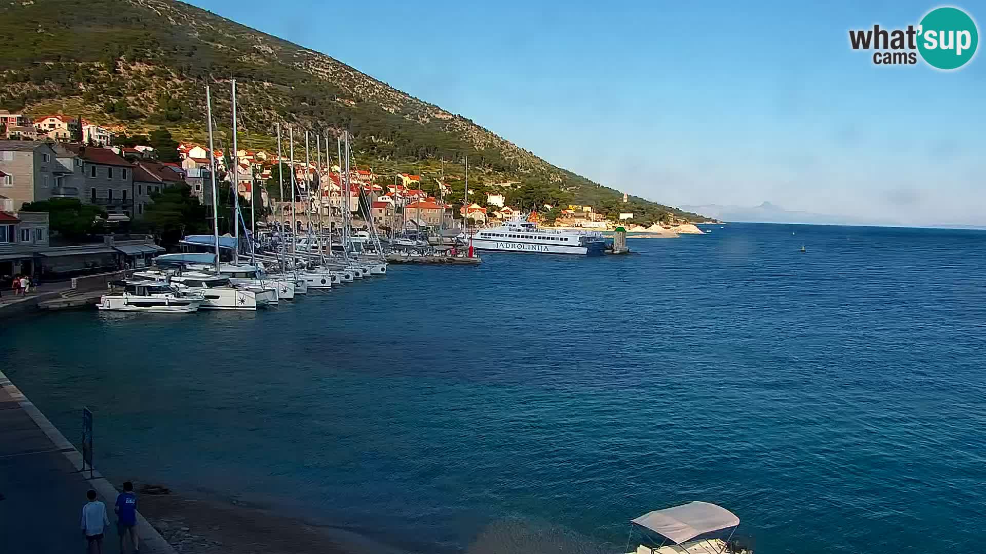 Spletna kamera Bol – Center mesta in marina v živo