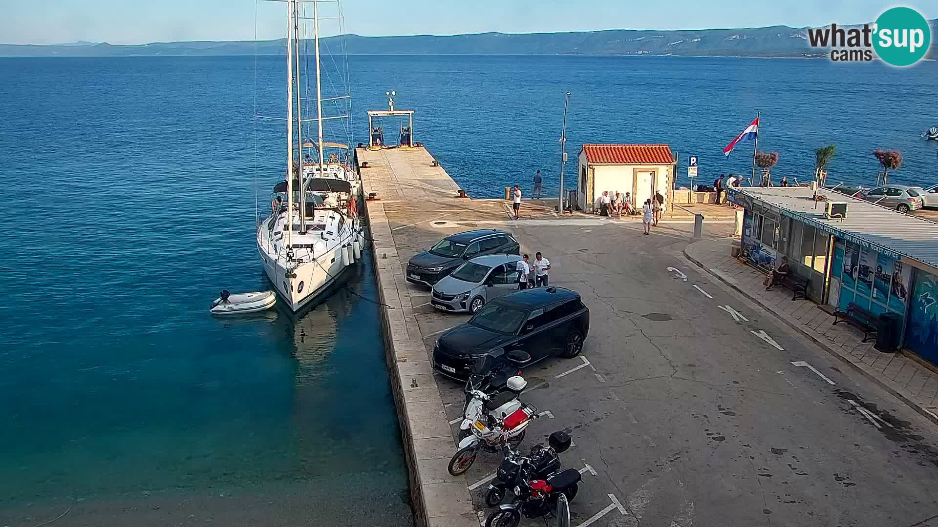 Spletna kamera Bol – Center mesta in marina v živo