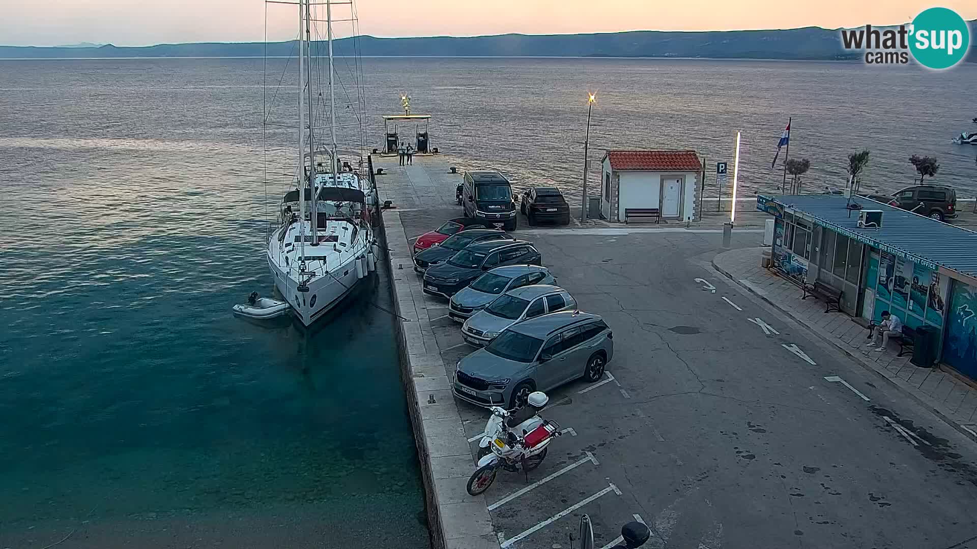 Spletna kamera Bol – Center mesta in marina v živo