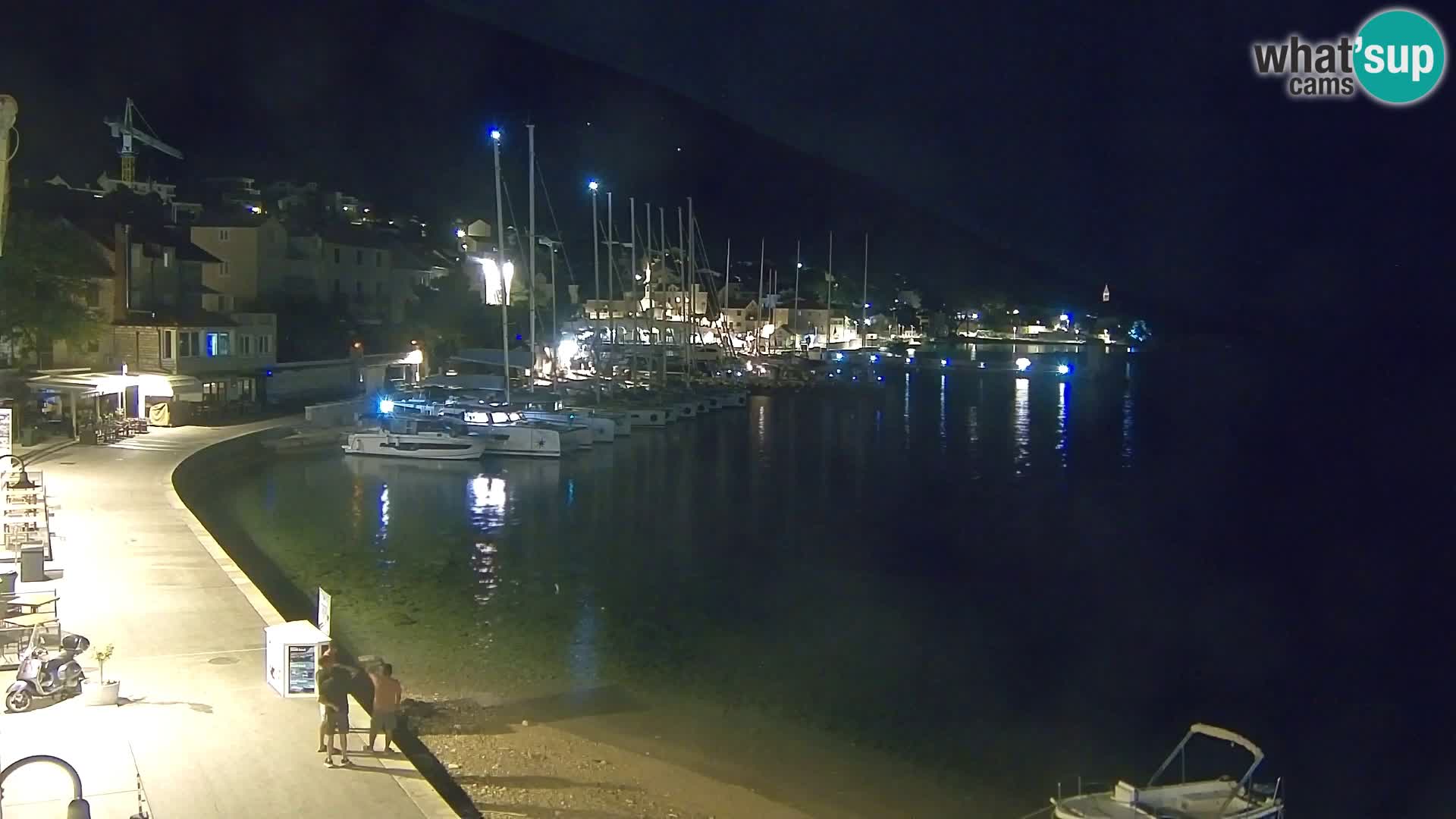 Web kamera Bol – Centar mjesta i marina | Pogled uživo
