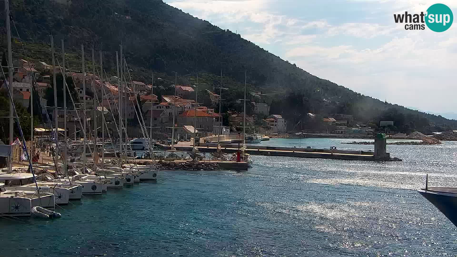 Web kamera Bol – Centar mjesta i marina | Pogled uživo