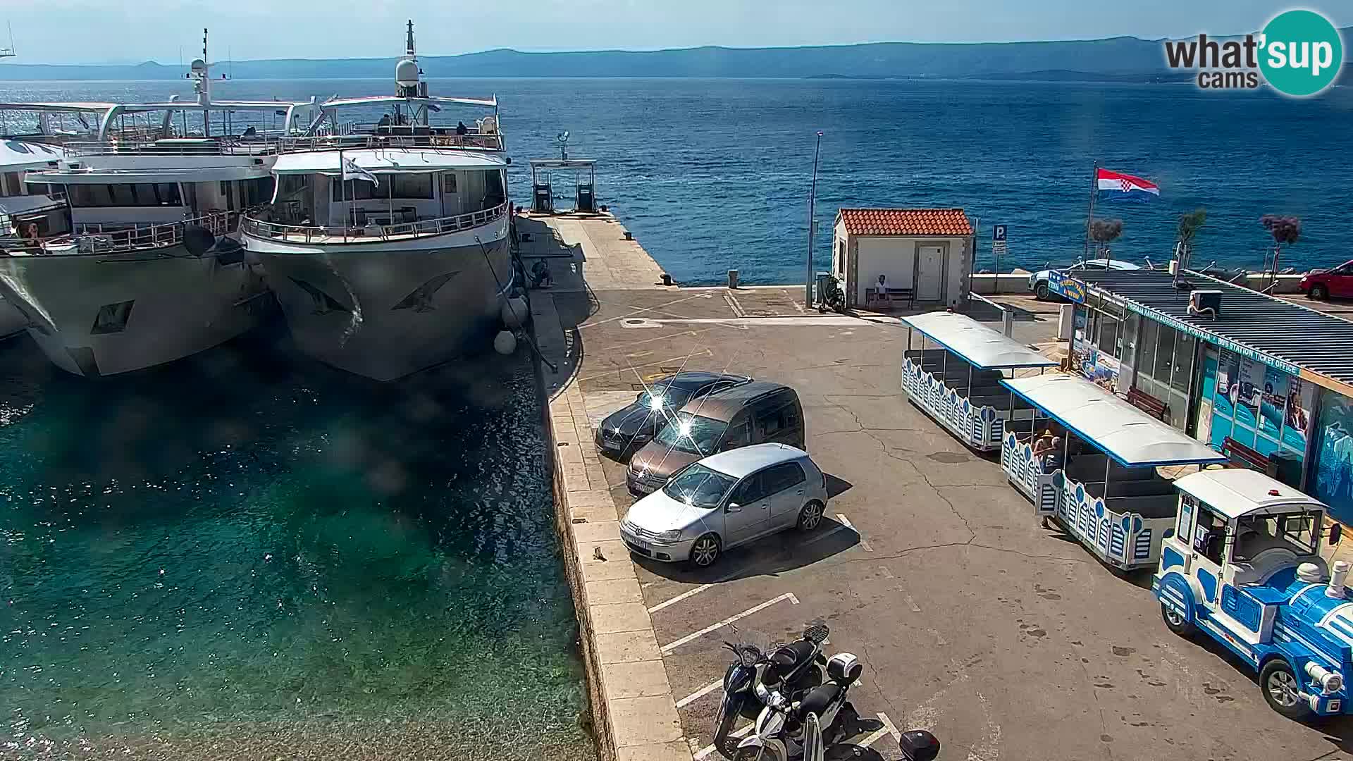 Spletna kamera Bol – Center mesta in marina v živo