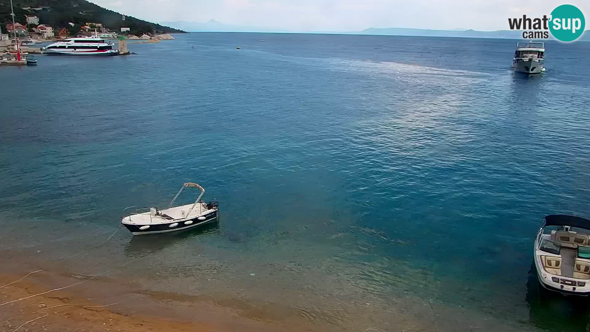 Spletna kamera Bol – Center mesta in marina v živo