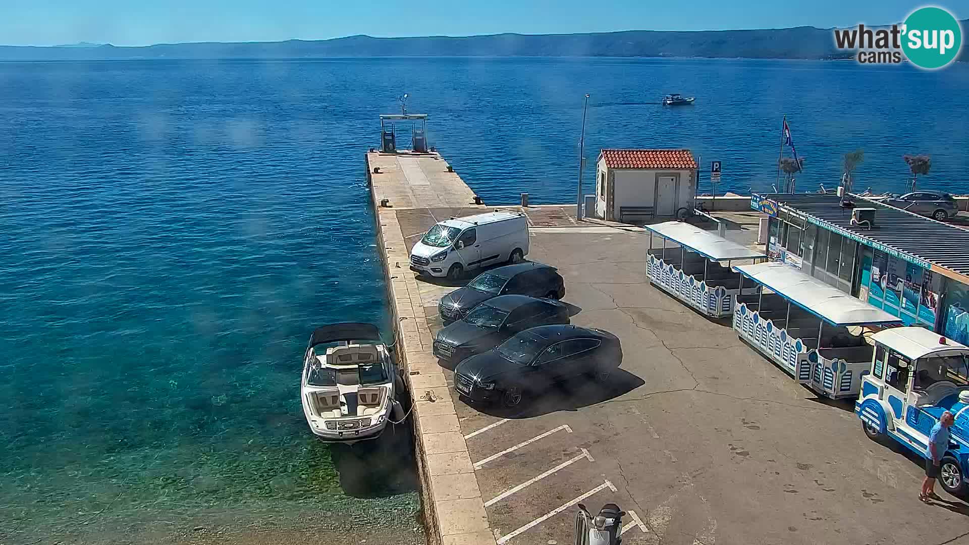 Spletna kamera Bol – Center mesta in marina v živo