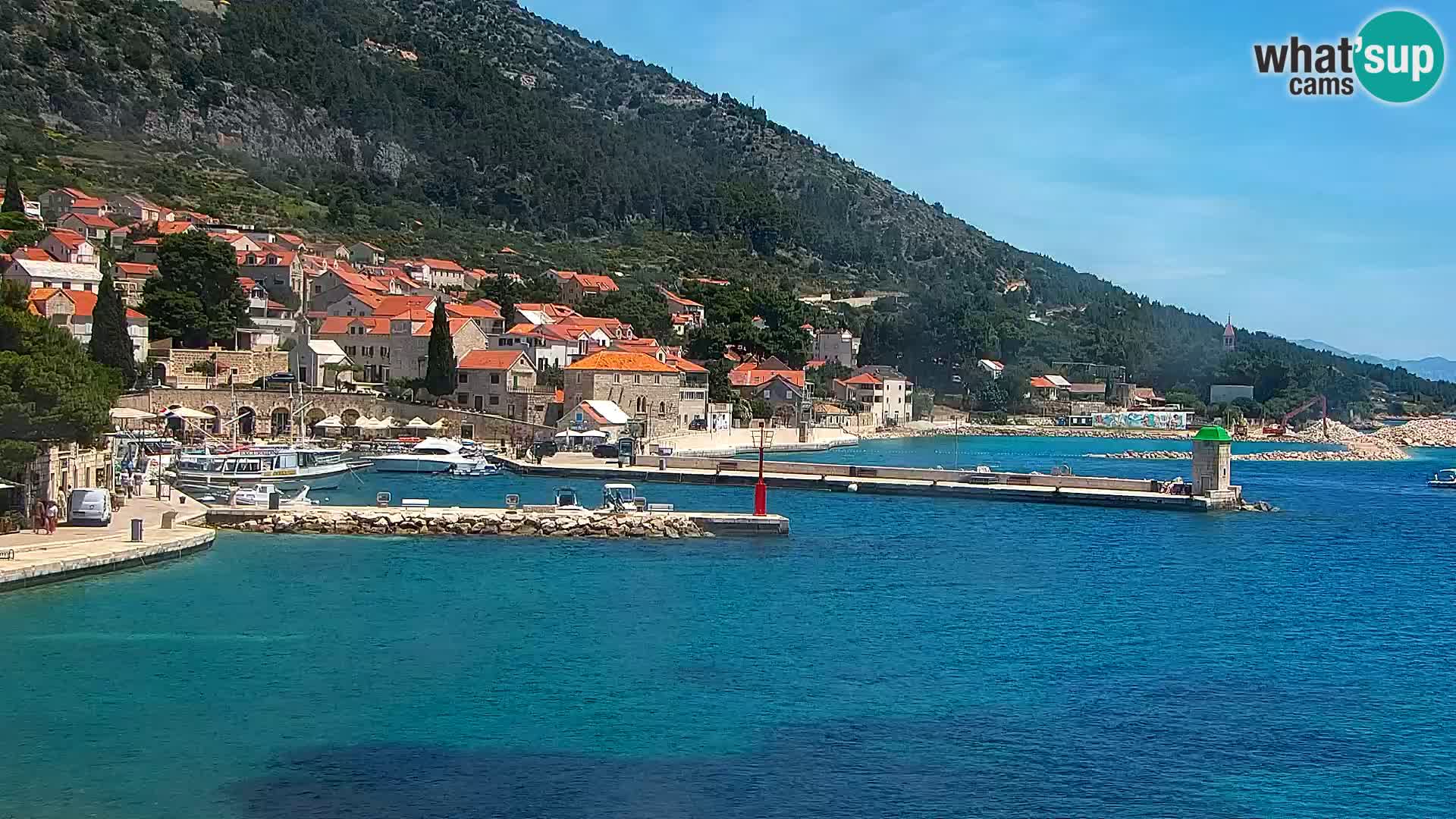 Web kamera Bol – Centar mjesta i marina | Pogled uživo