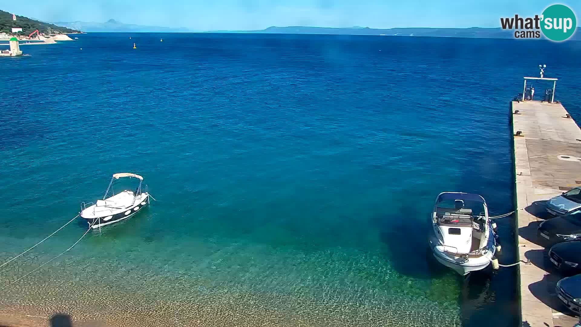 Spletna kamera Bol – Center mesta in marina v živo