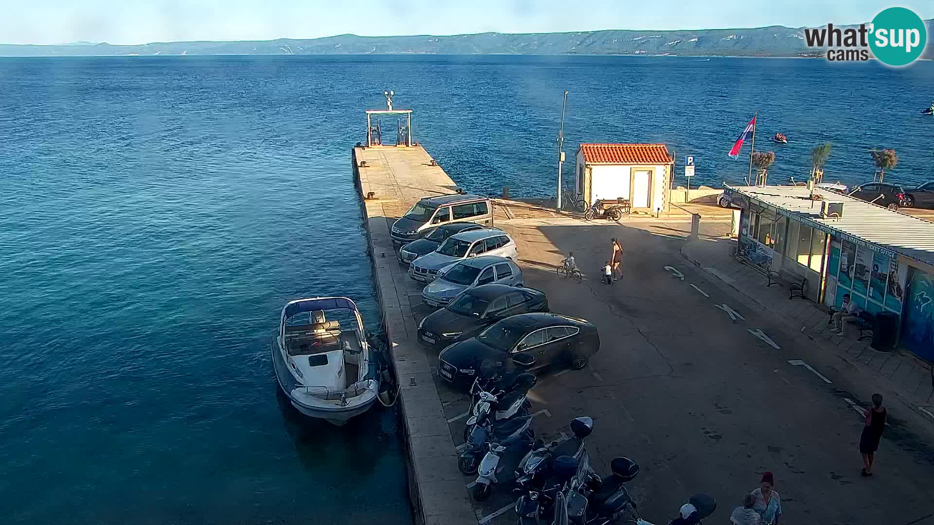 Web kamera Bol – Centar mjesta i marina | Pogled uživo