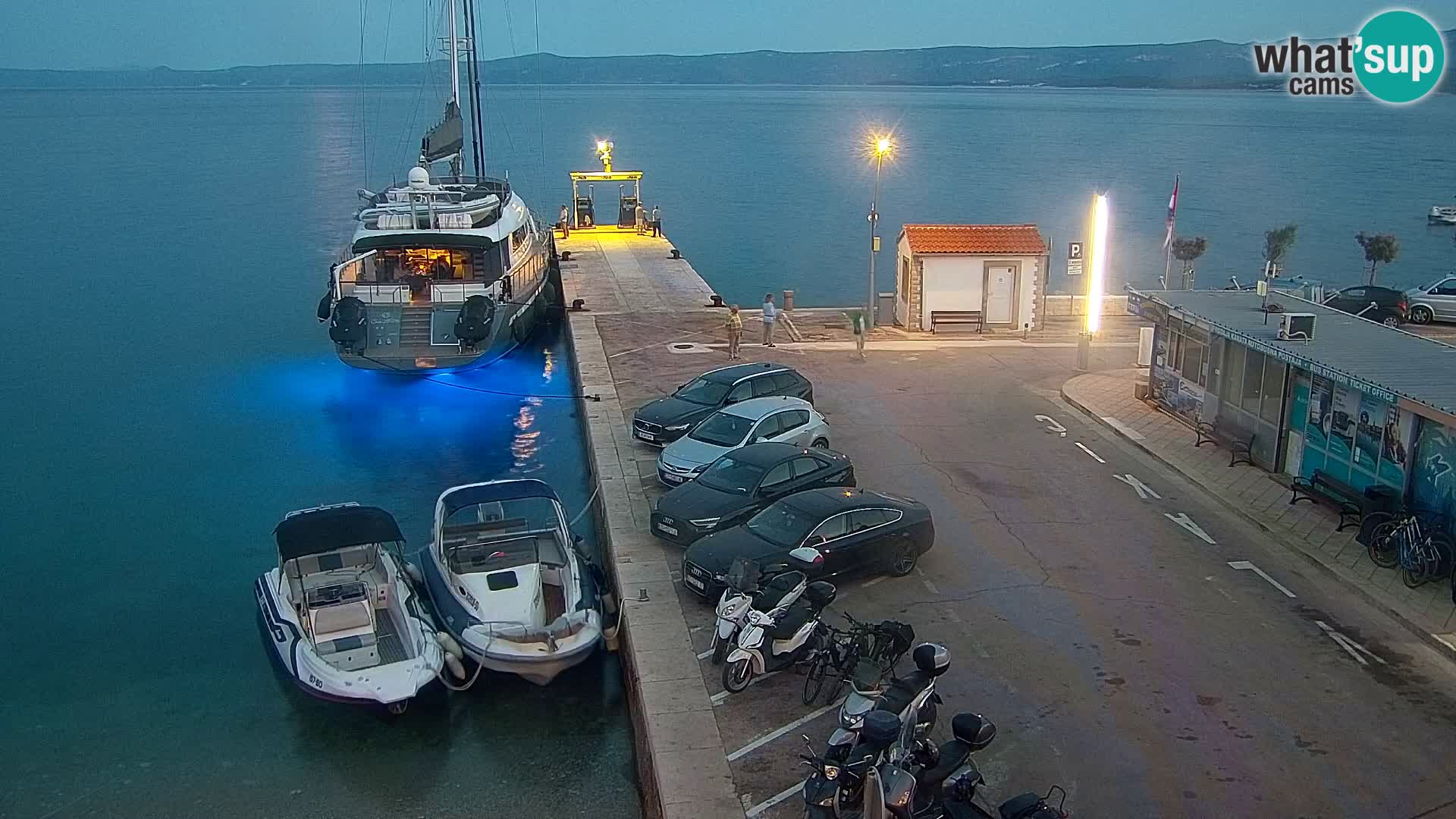Spletna kamera Bol – Center mesta in marina v živo