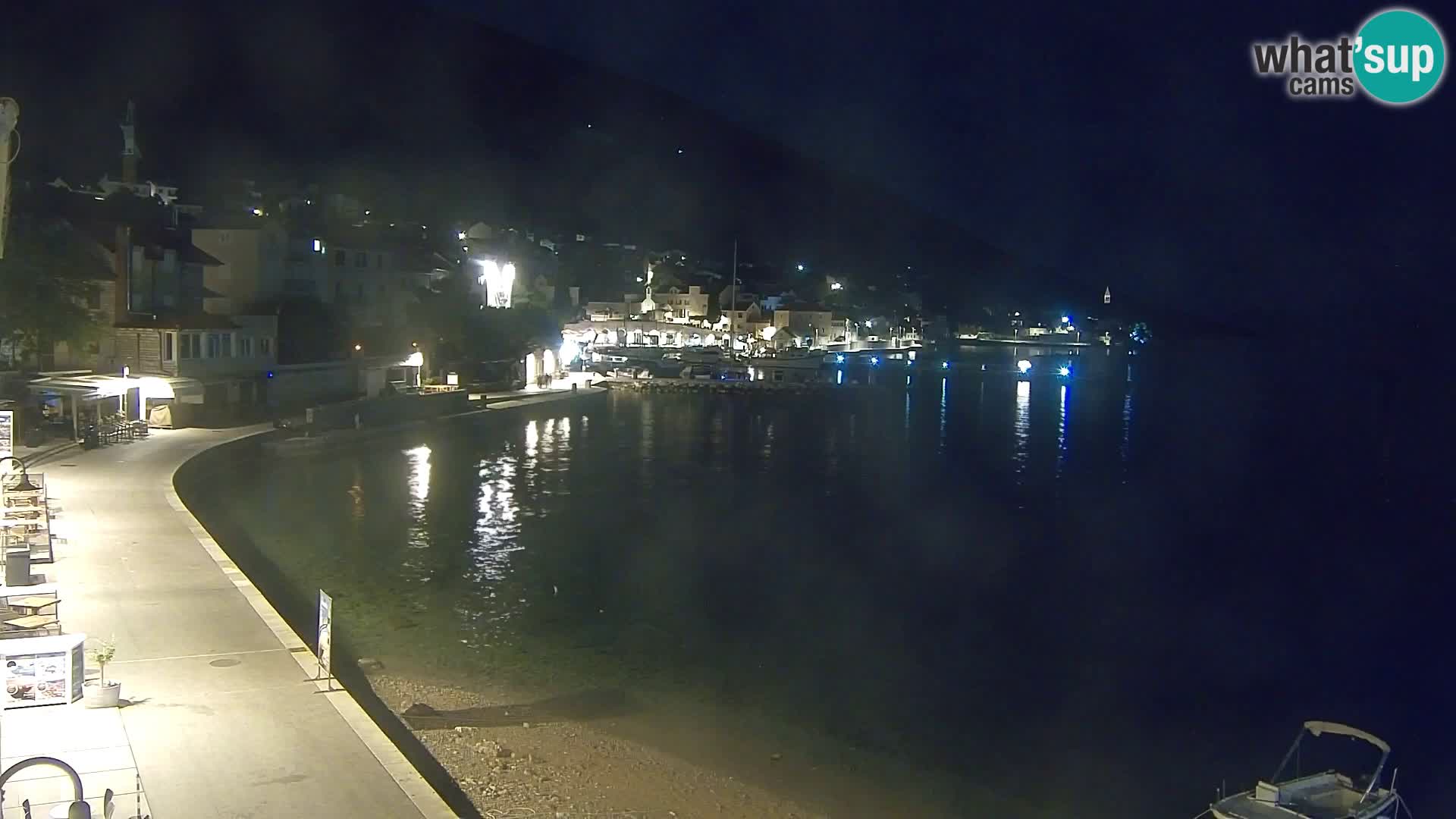 Spletna kamera Bol – Center mesta in marina v živo