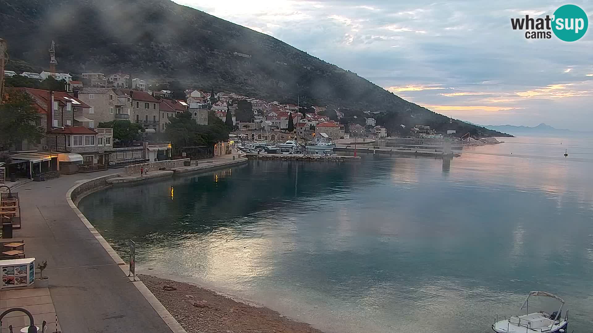 Spletna kamera Bol – Center mesta in marina v živo