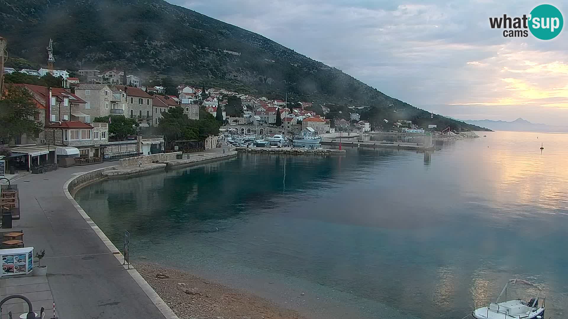 Web kamera Bol – Centar mjesta i marina | Pogled uživo