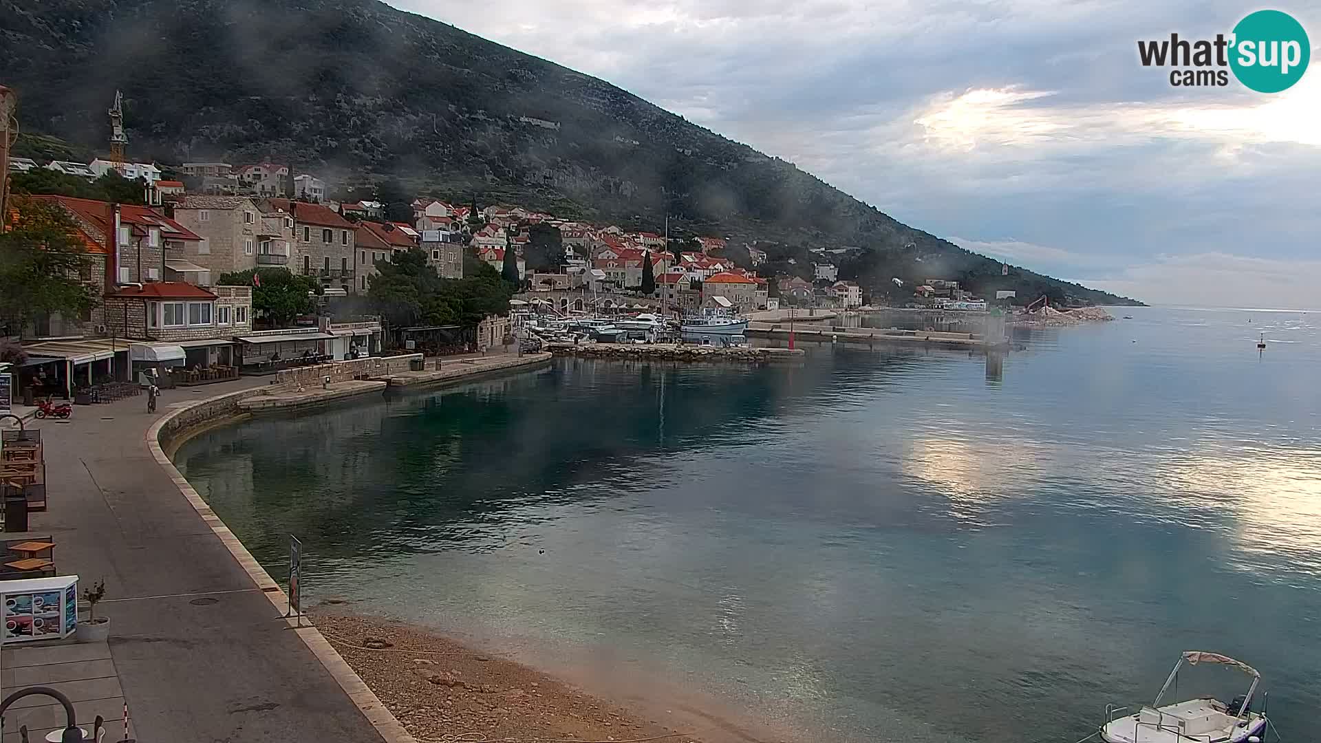 Web kamera Bol – Centar mjesta i marina | Pogled uživo