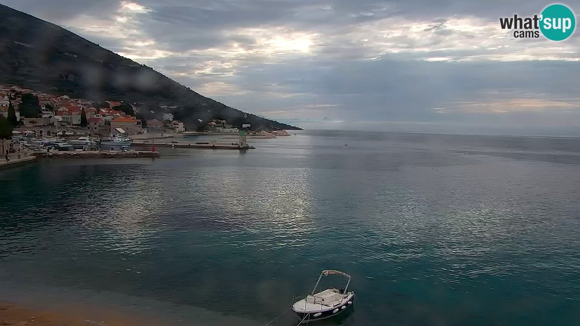 Spletna kamera Bol – Center mesta in marina v živo