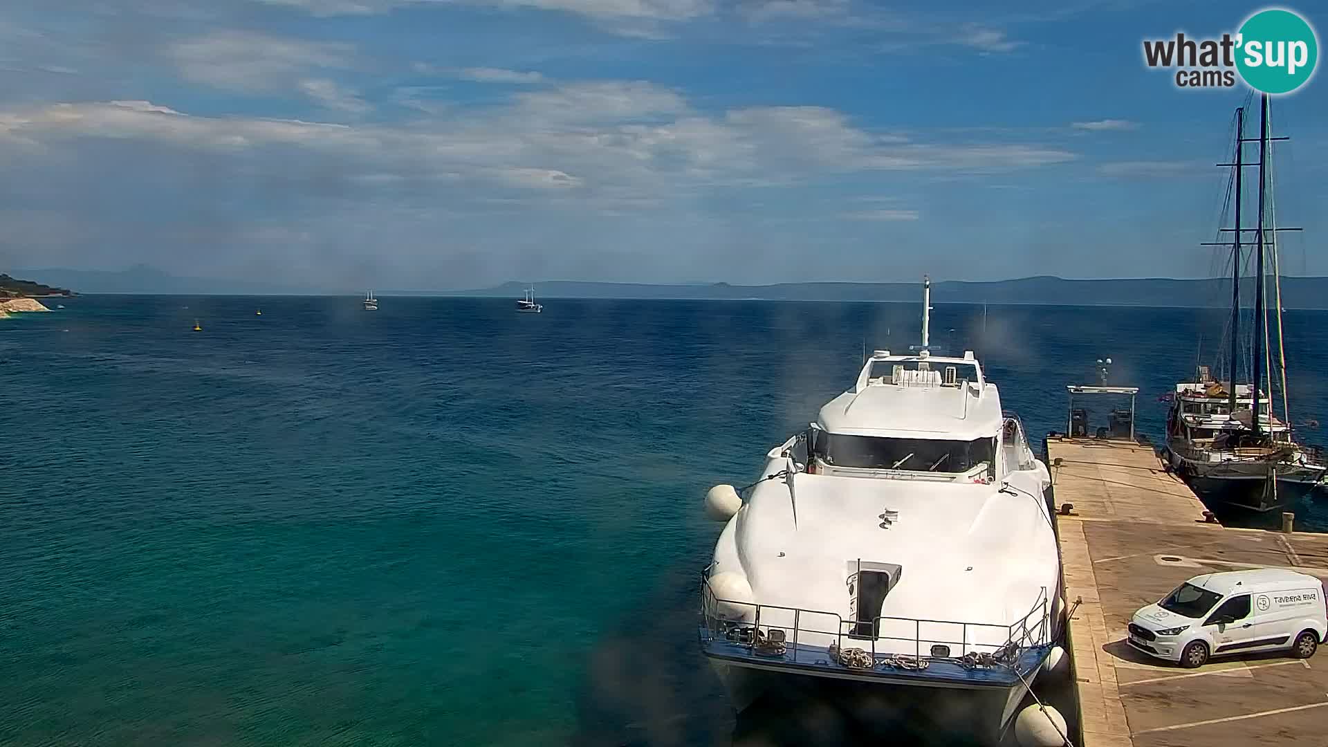 Spletna kamera Bol – Center mesta in marina v živo