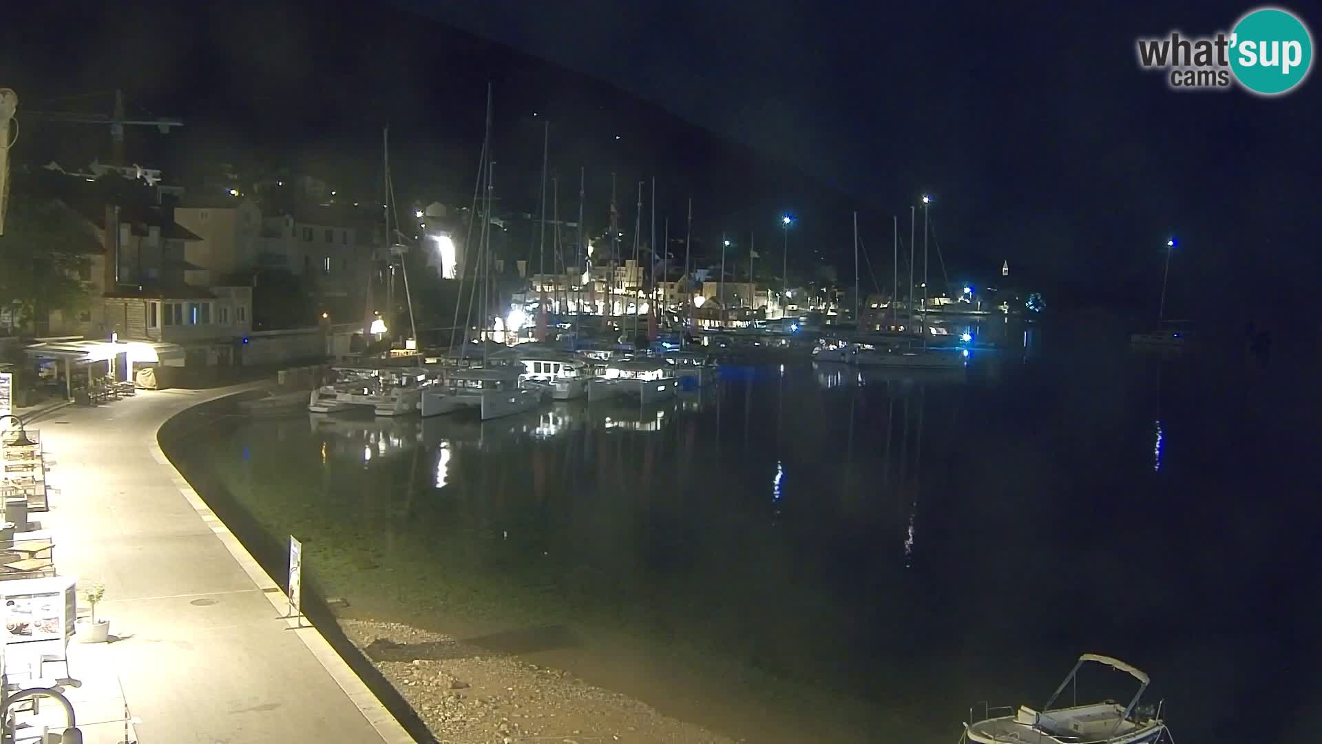 Spletna kamera Bol – Center mesta in marina v živo