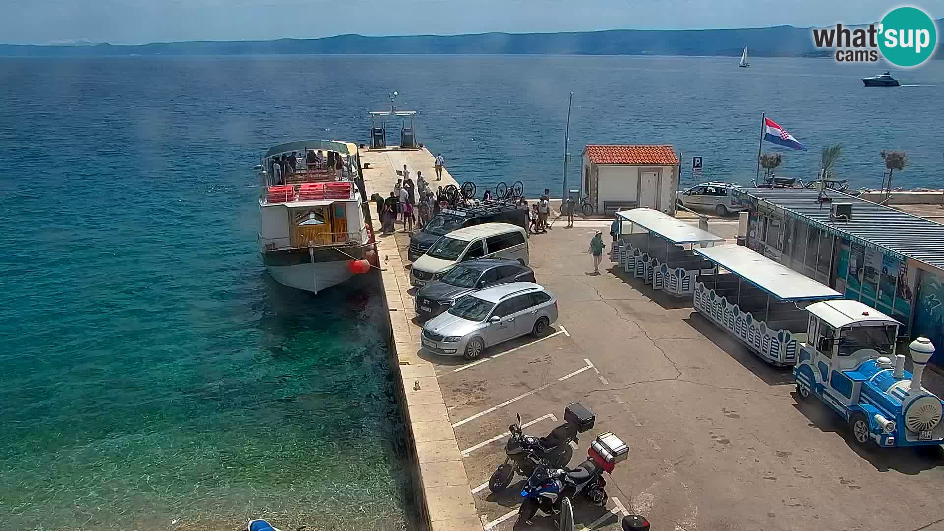 Spletna kamera Bol – Center mesta in marina v živo