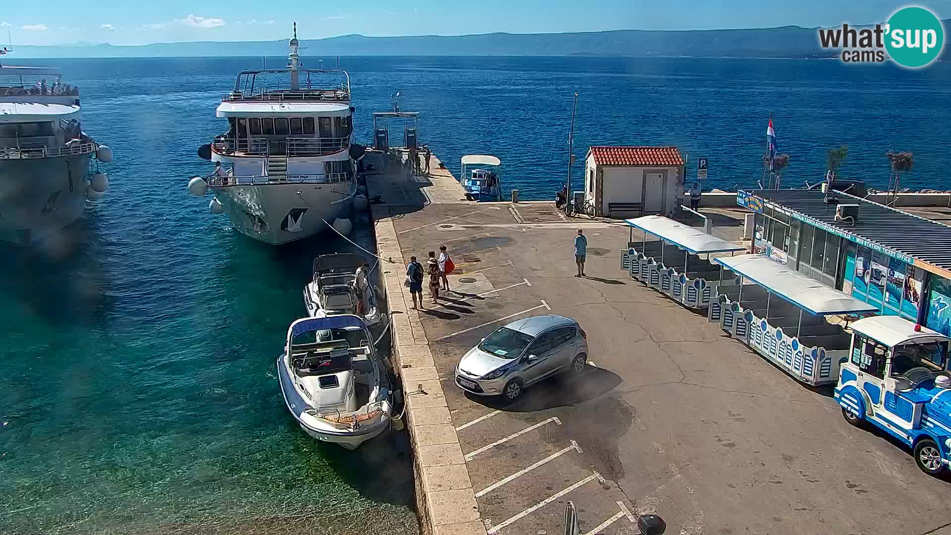 Web kamera Bol – Centar mjesta i marina | Pogled uživo