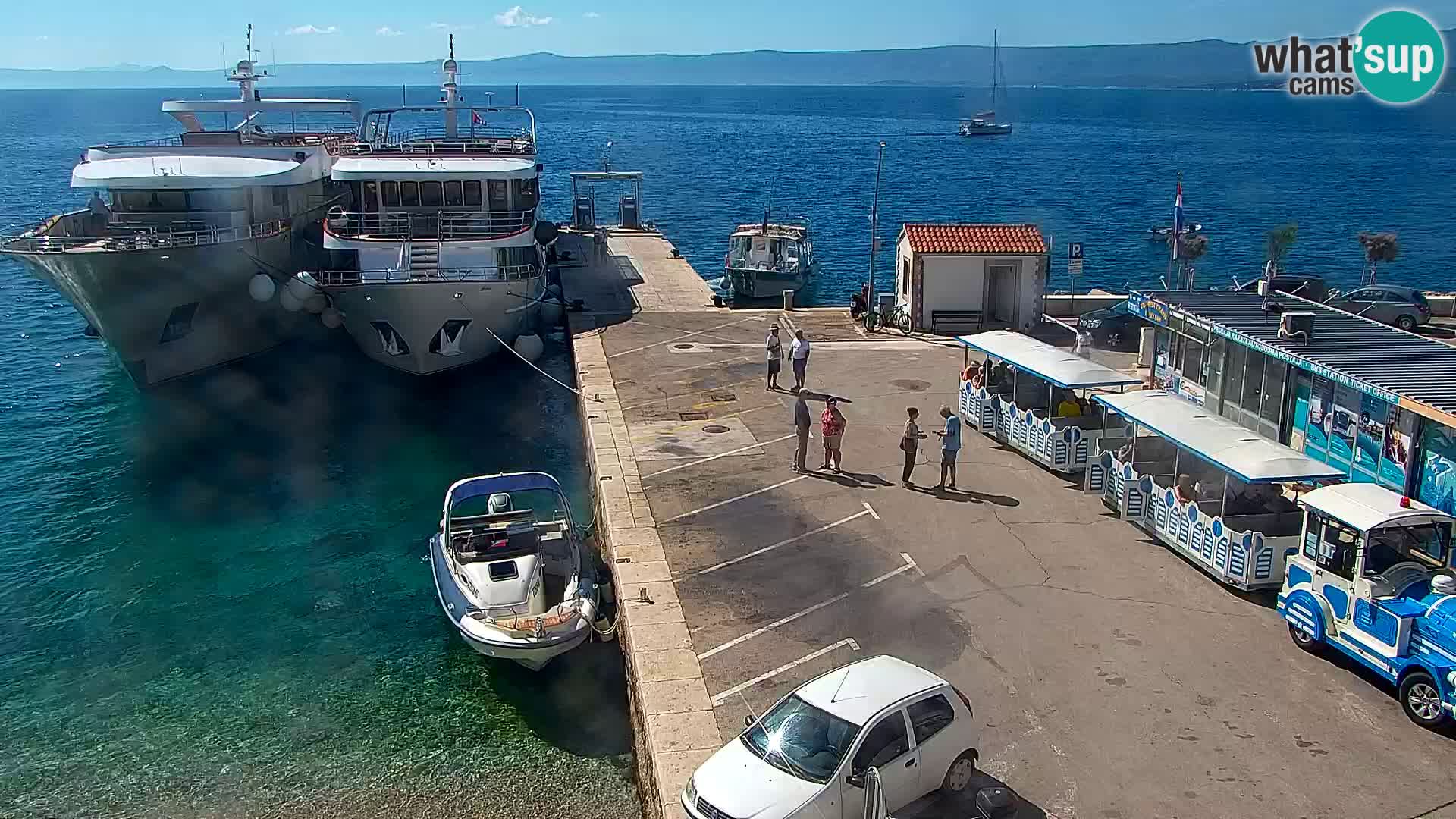 Web kamera Bol – Centar mjesta i marina | Pogled uživo