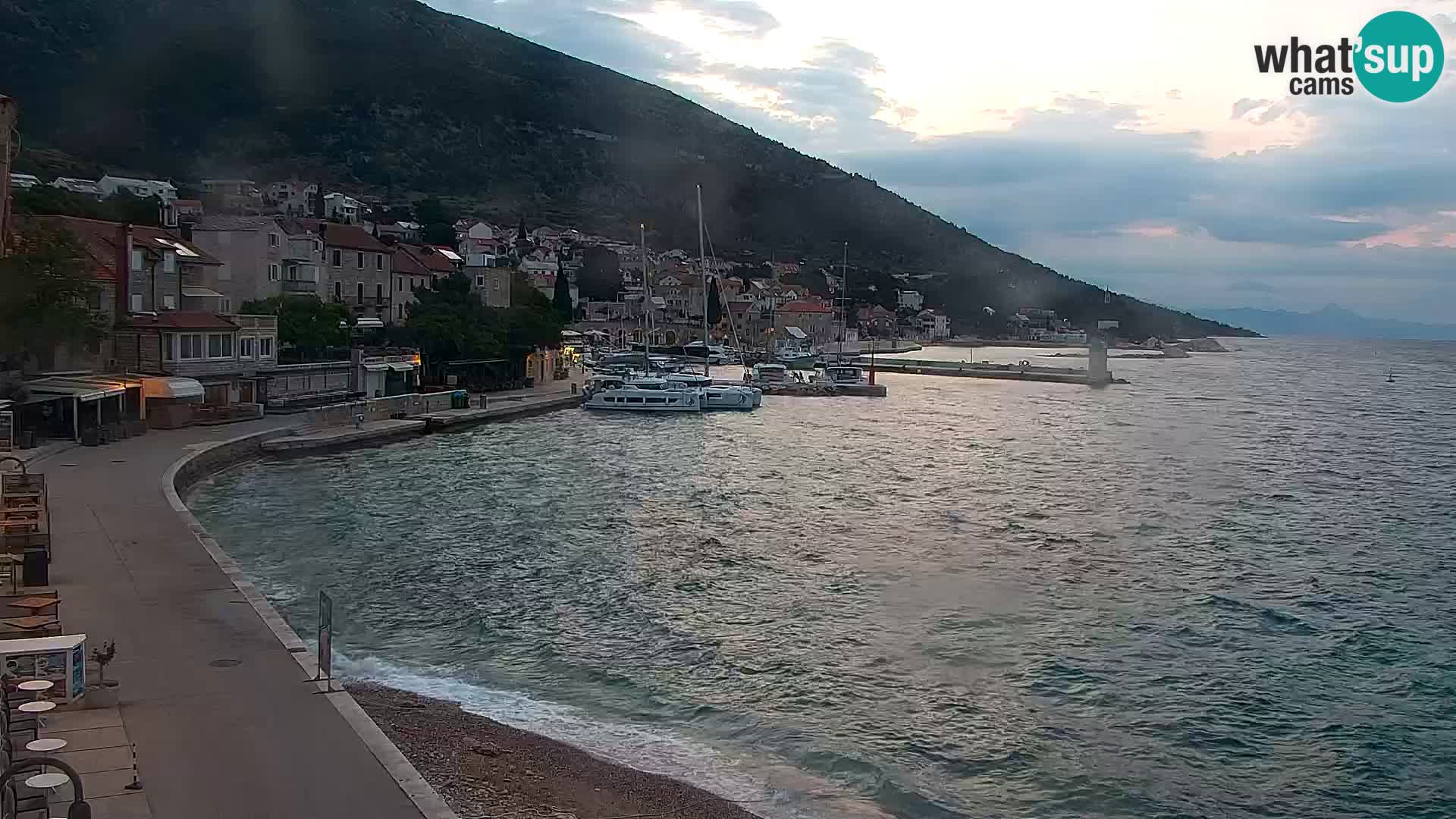 Web kamera Bol – Centar mjesta i marina | Pogled uživo