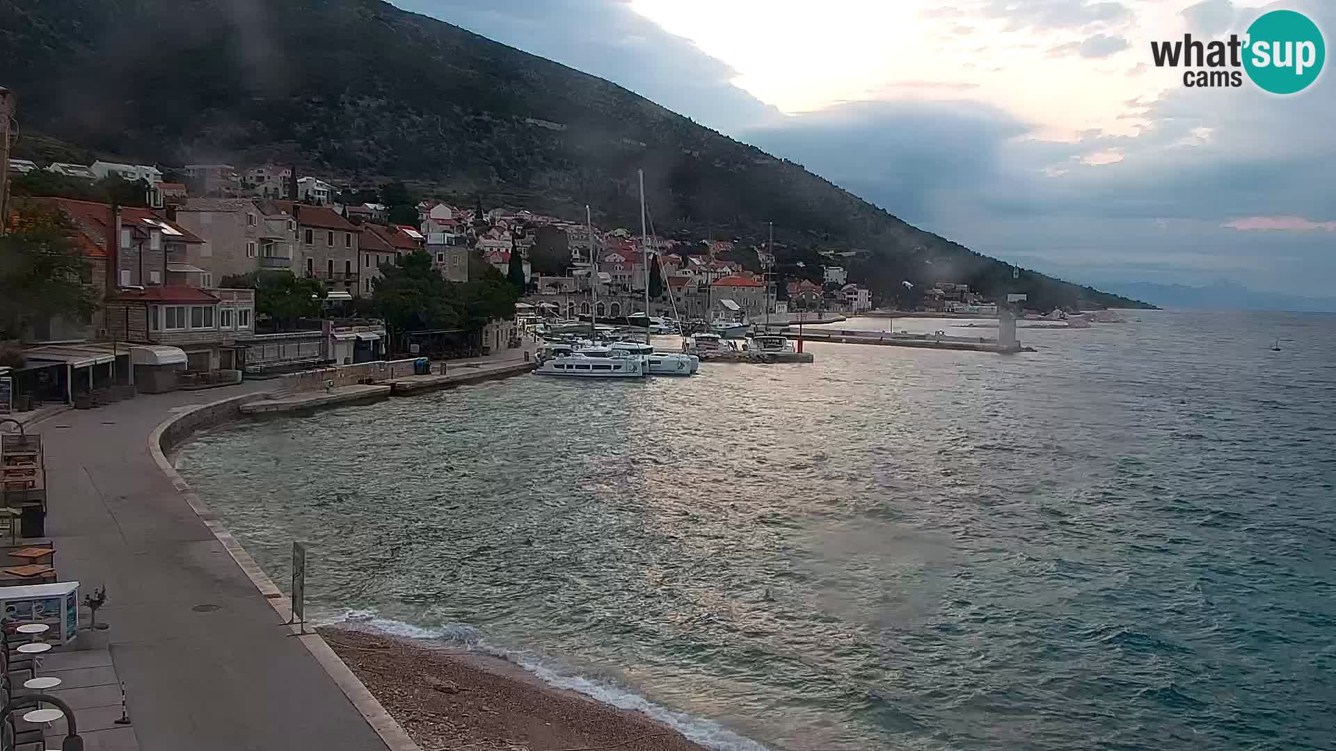 Spletna kamera Bol – Center mesta in marina v živo