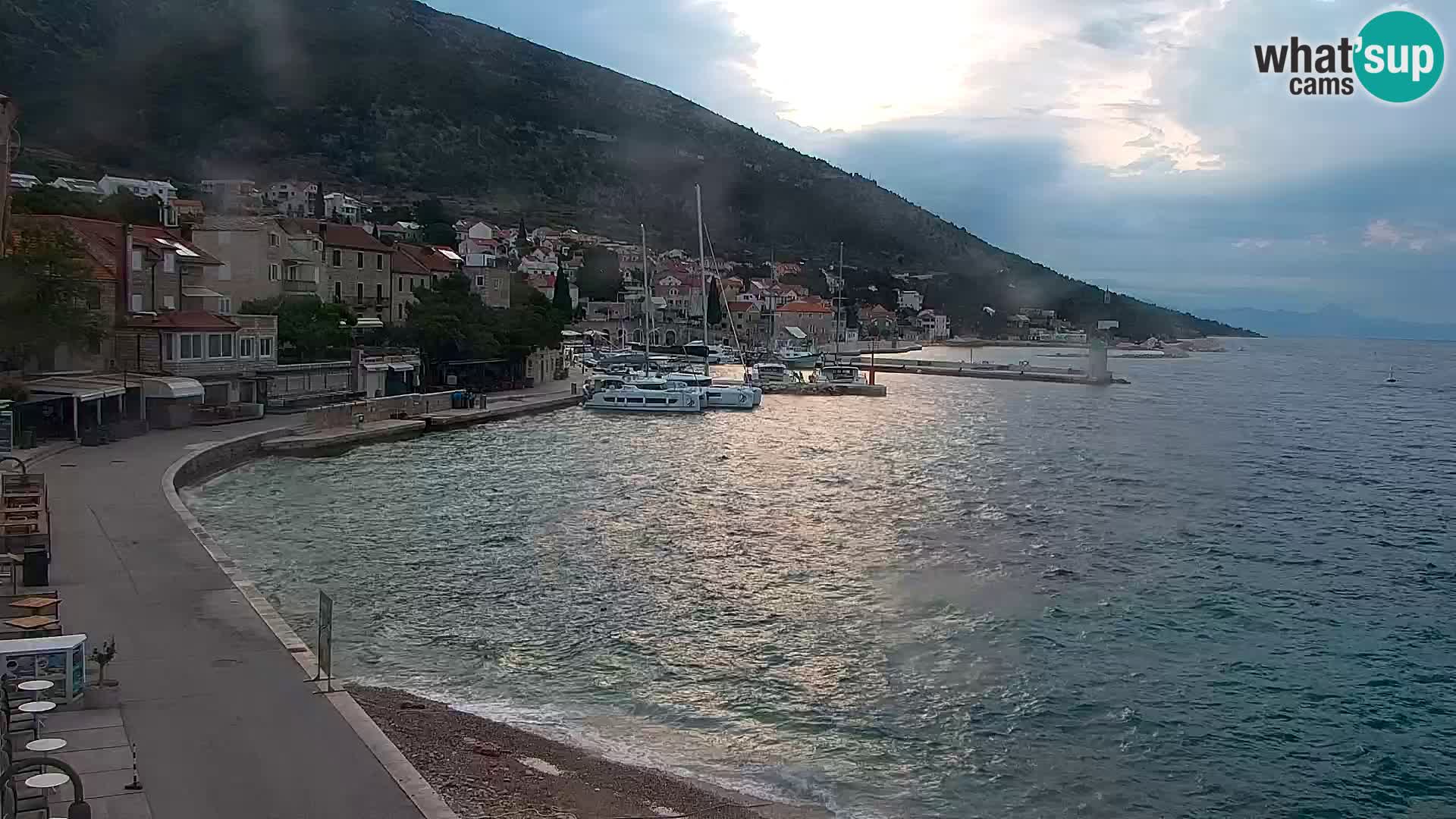 Web kamera Bol – Centar mjesta i marina | Pogled uživo