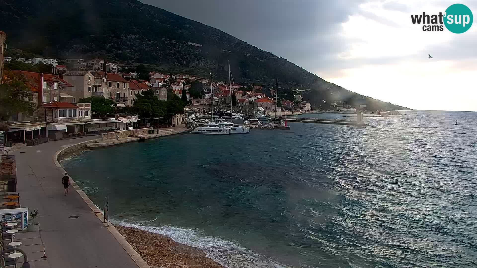 Spletna kamera Bol – Center mesta in marina v živo