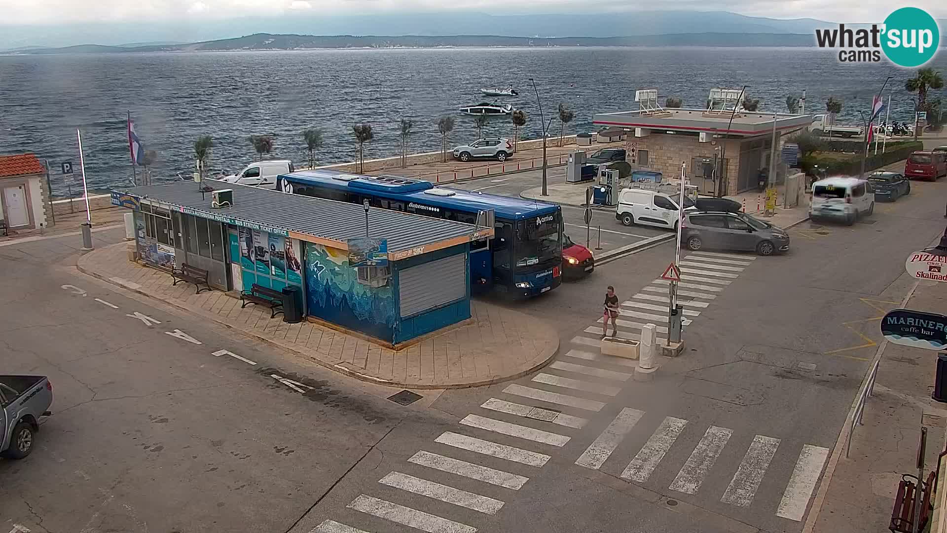 Spletna kamera Bol – Center mesta in marina v živo