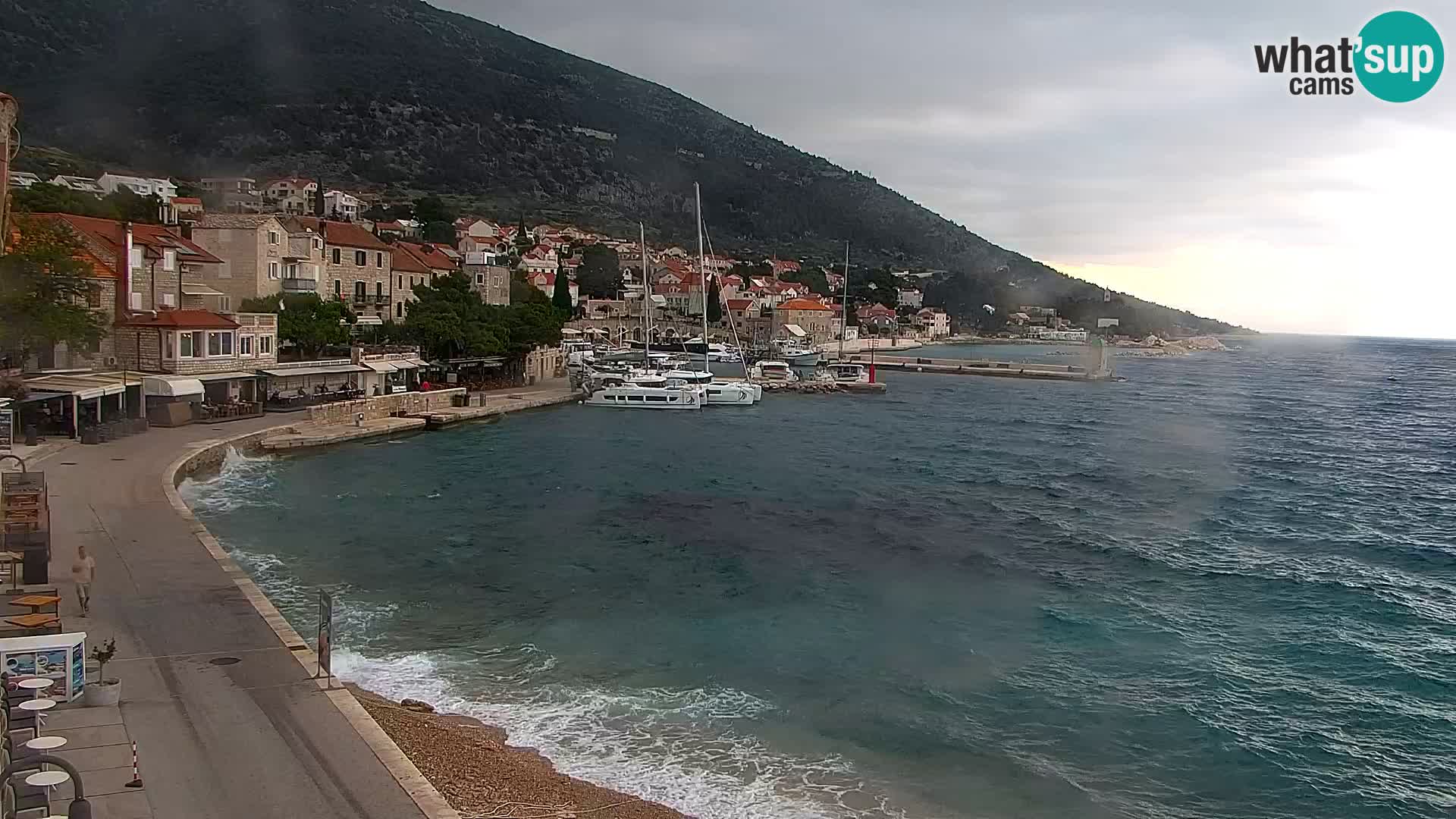 Spletna kamera Bol – Center mesta in marina v živo