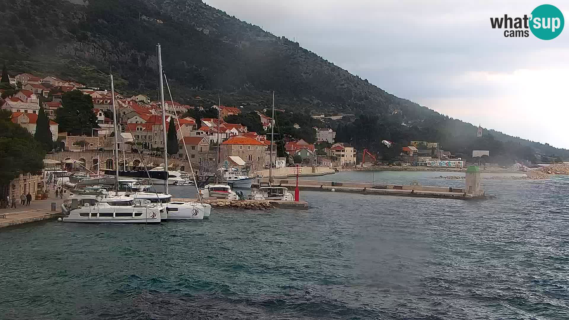 Spletna kamera Bol – Center mesta in marina v živo