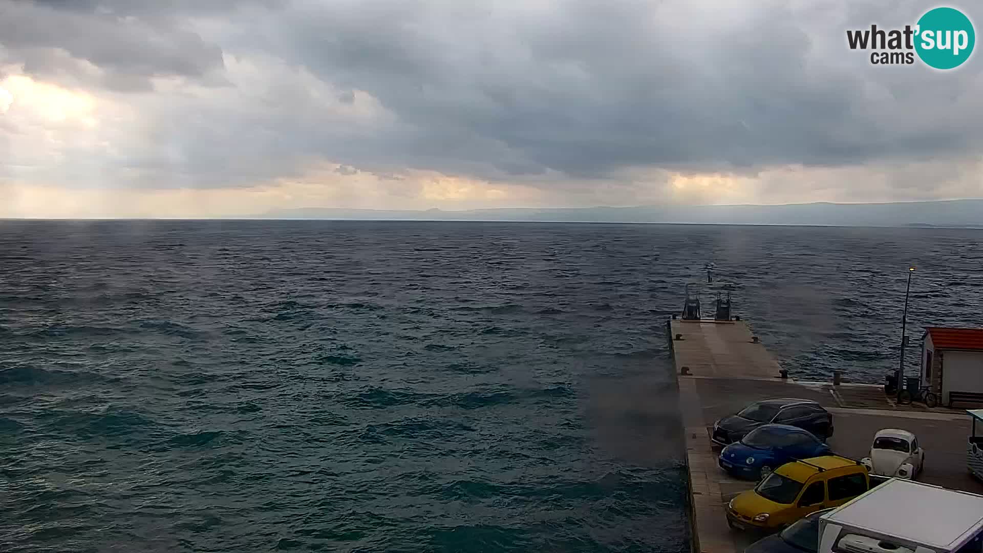 Spletna kamera Bol – Center mesta in marina v živo