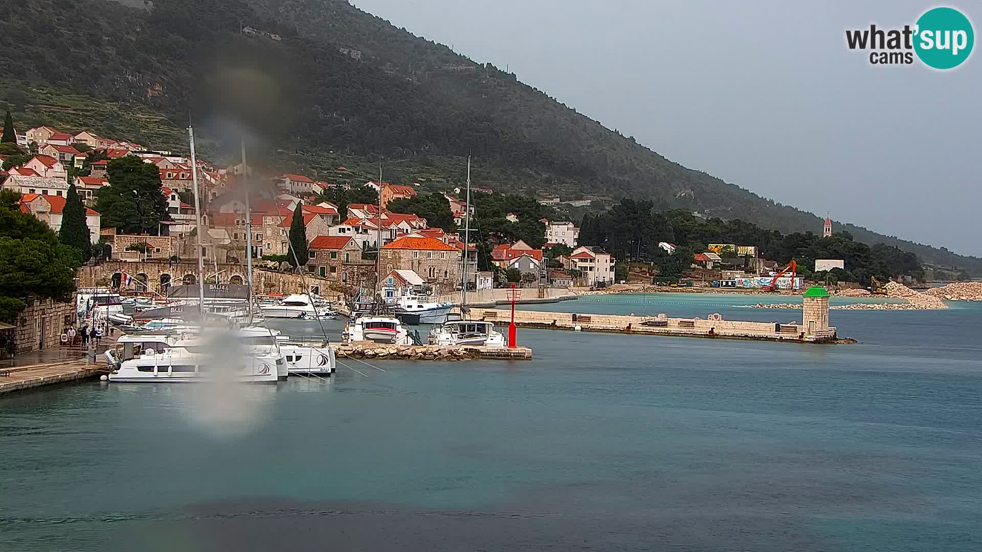 Webcam Bol Centro e Marina – Vista live dal porto di Bol