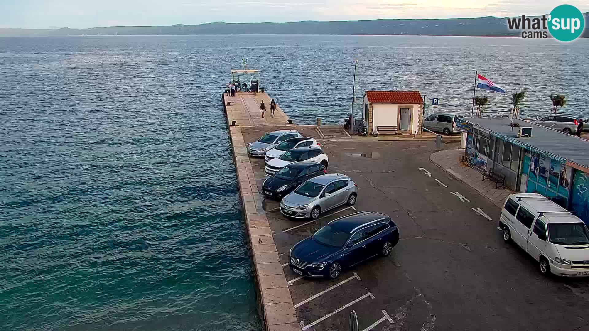 Spletna kamera Bol – Center mesta in marina v živo
