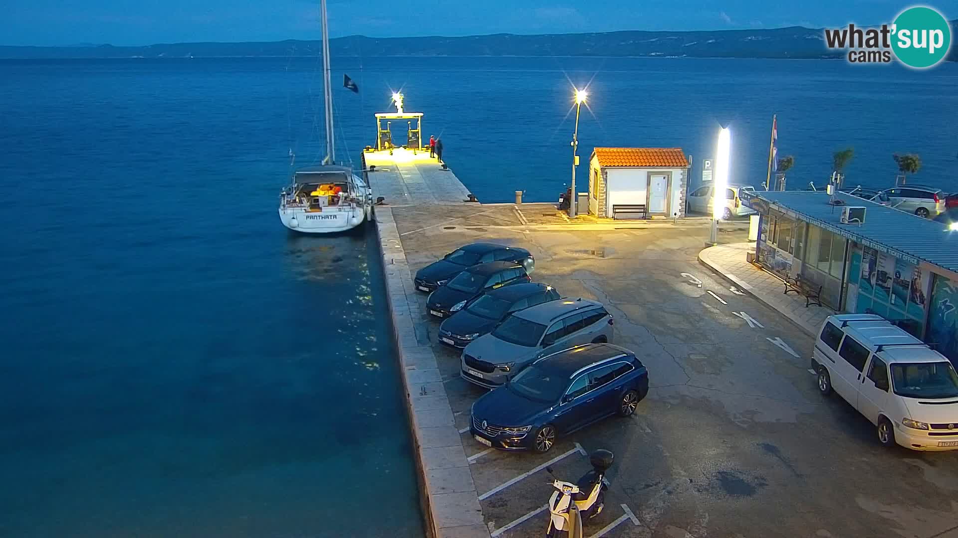 Web kamera Bol – Centar mjesta i marina | Pogled uživo