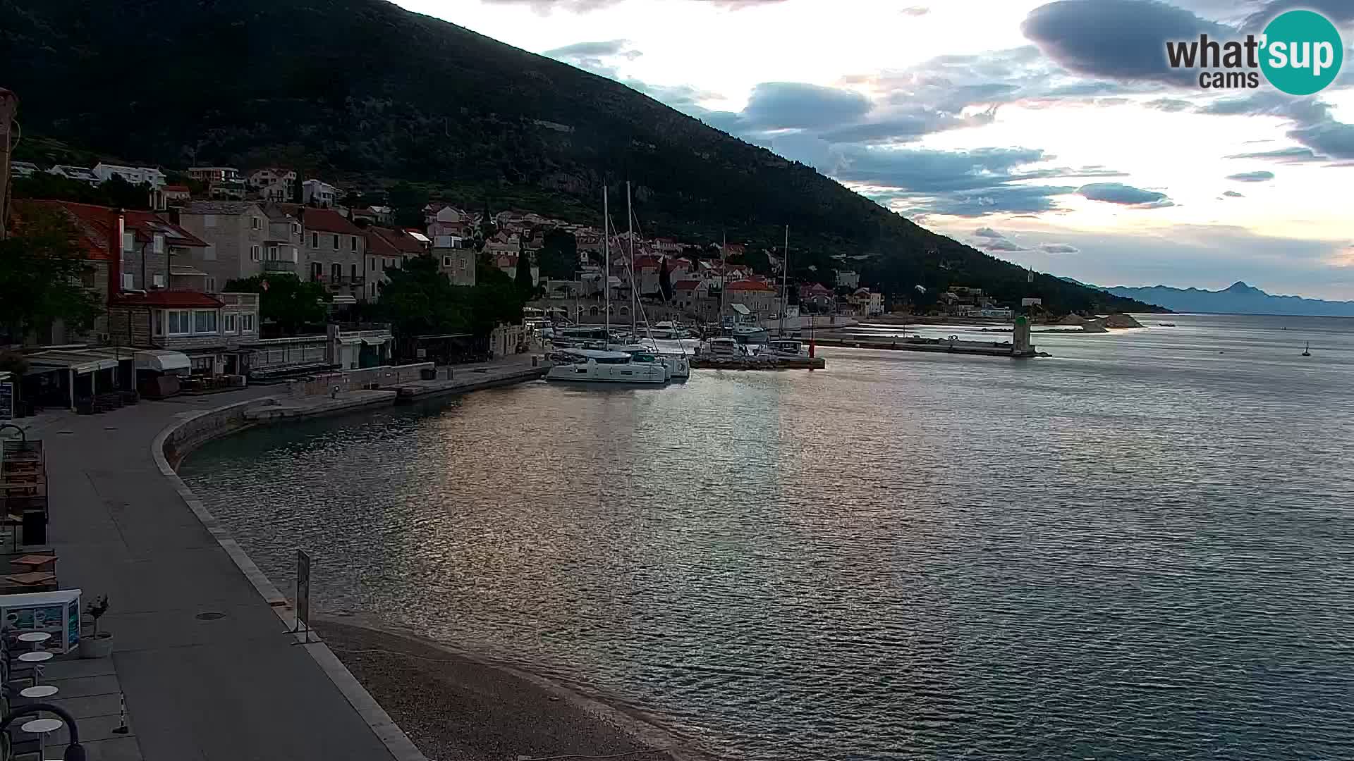 Web kamera Bol – Centar mjesta i marina | Pogled uživo
