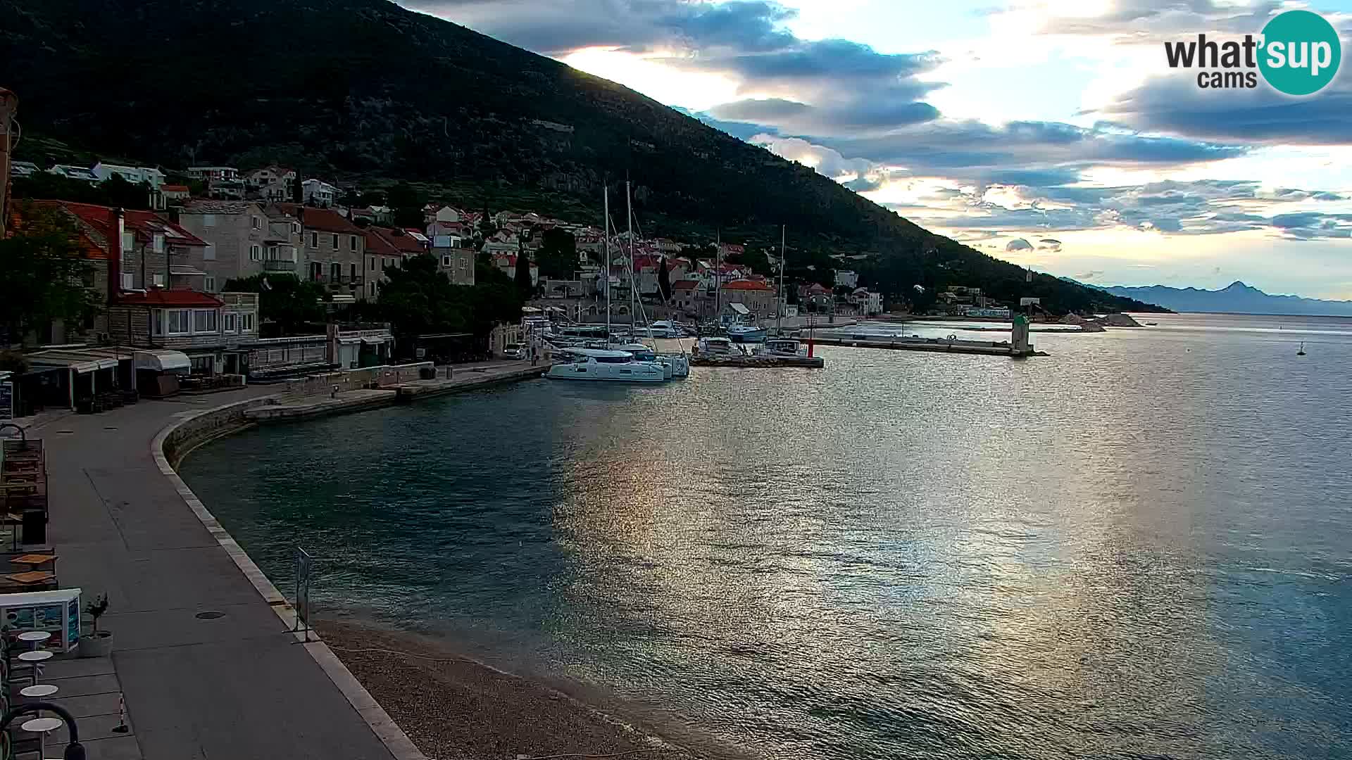 Web kamera Bol – Centar mjesta i marina | Pogled uživo