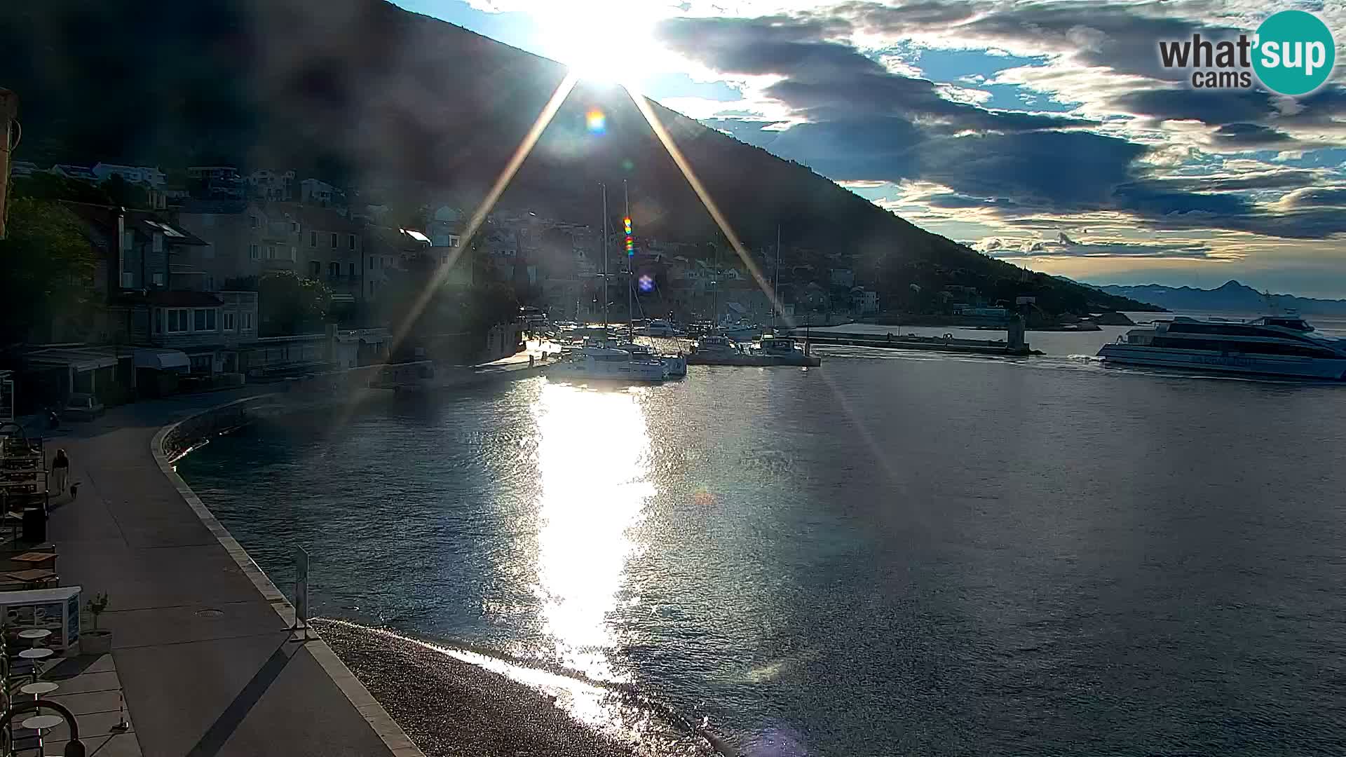 Spletna kamera Bol – Center mesta in marina v živo