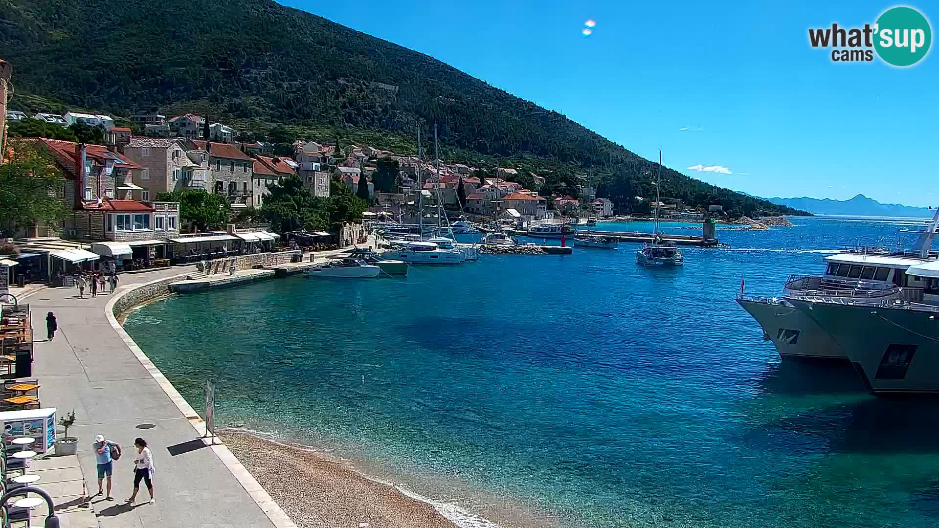 Spletna kamera Bol – Center mesta in marina v živo