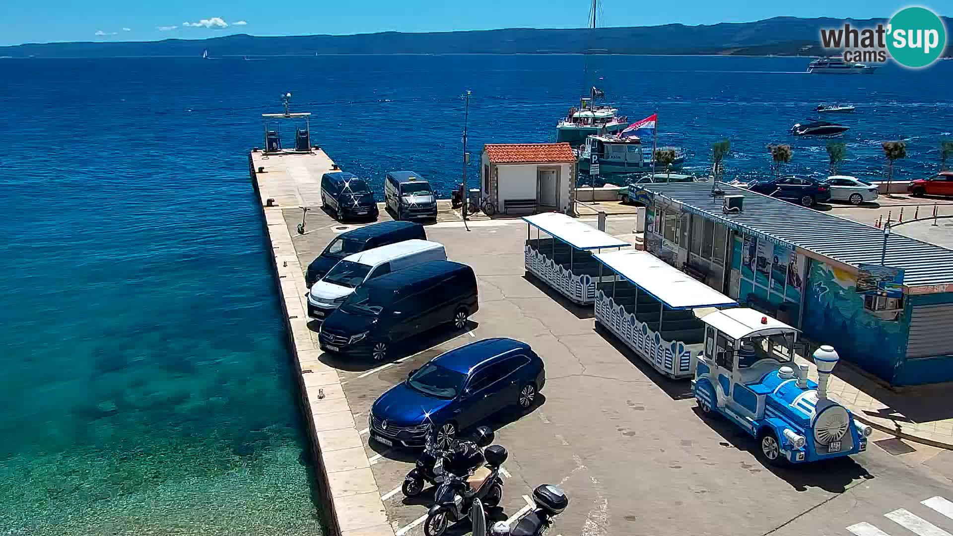 Spletna kamera Bol – Center mesta in marina v živo