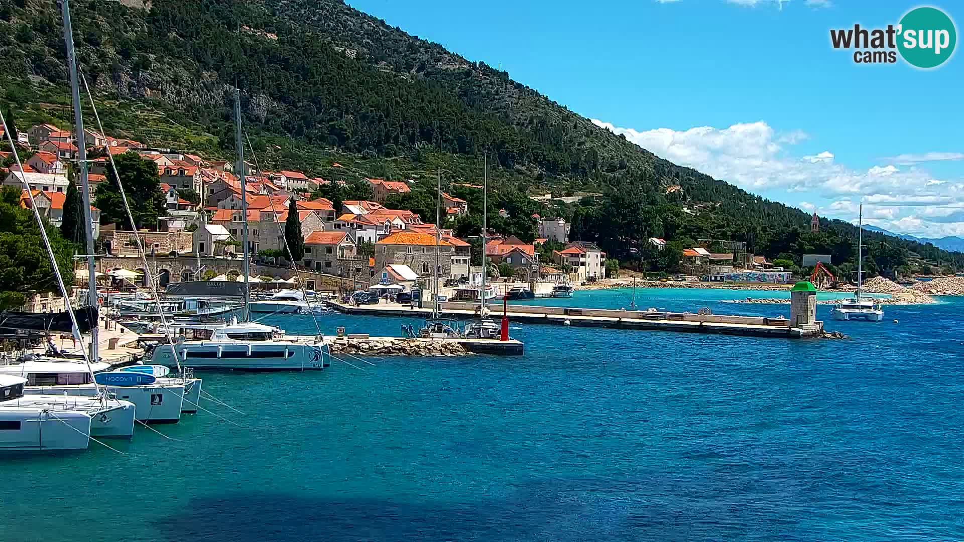 Spletna kamera Bol – Center mesta in marina v živo