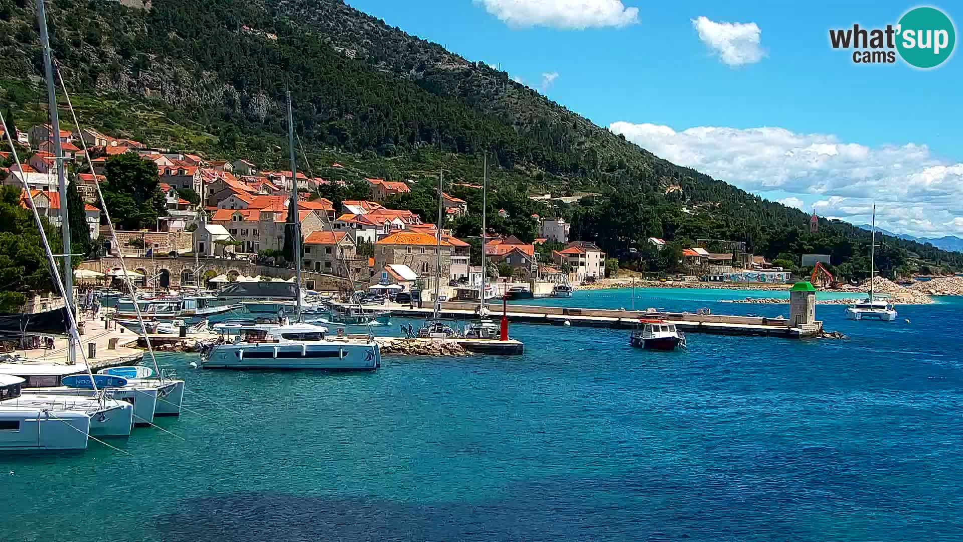 Spletna kamera Bol – Center mesta in marina v živo