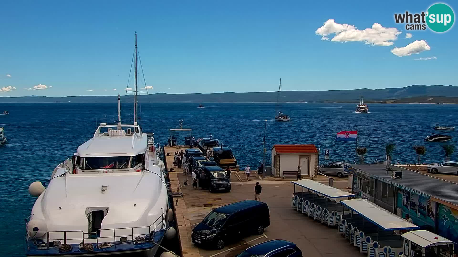 Spletna kamera Bol – Center mesta in marina v živo